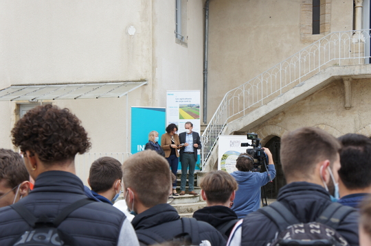 Nathalie Munier-Jolain, Présidente du Centre INRAE BFC et Thierry Langouët, Adjoint du Directeur Général d'AgroSup Dijon, souhaitent la bienvenue aux étudiants.