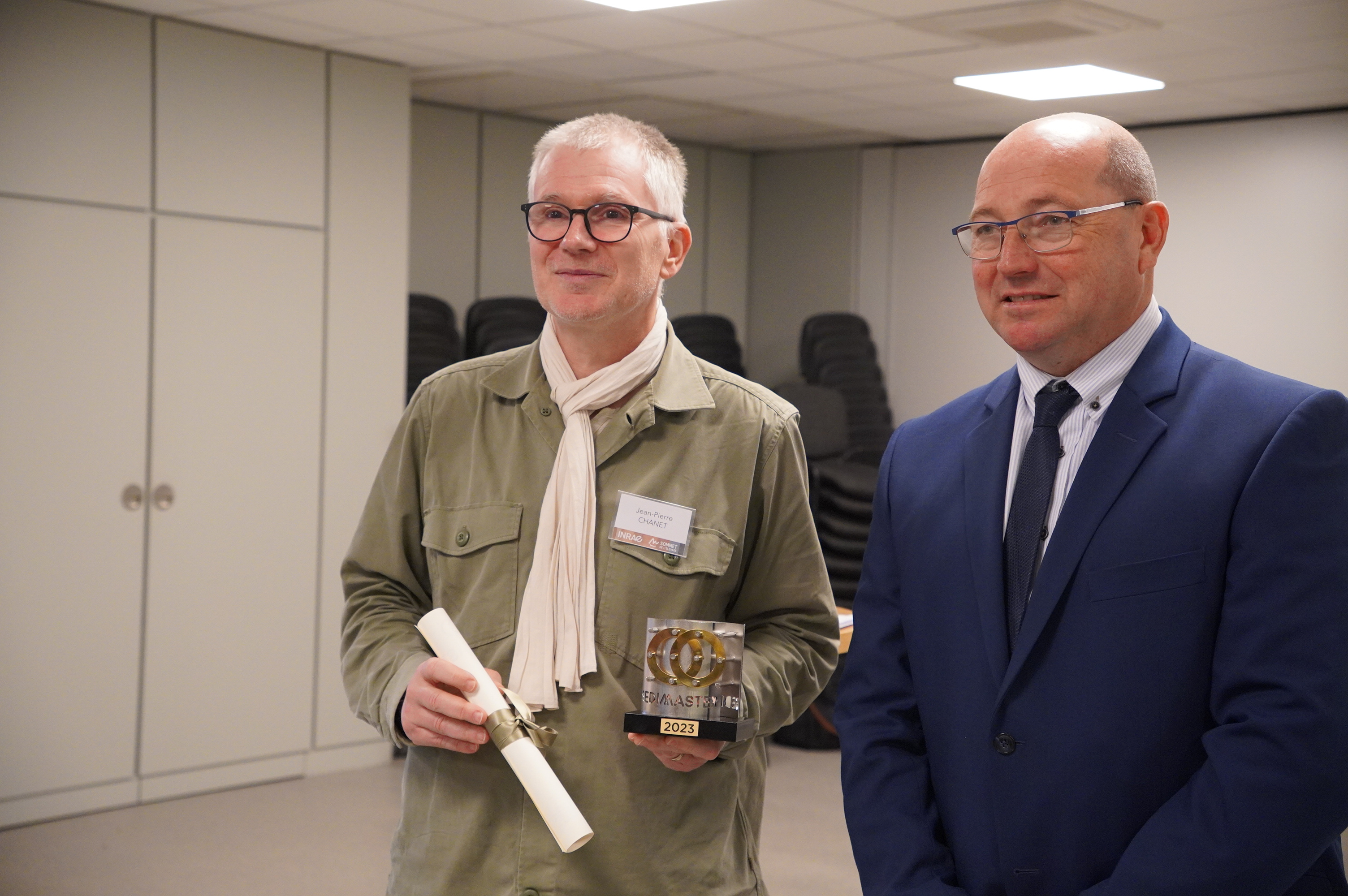 Alexandre MORTIER, Président du SEDIMA remet le prix SEDIMASTER 2024 à Jean-Pierre Chanet (TSCF)