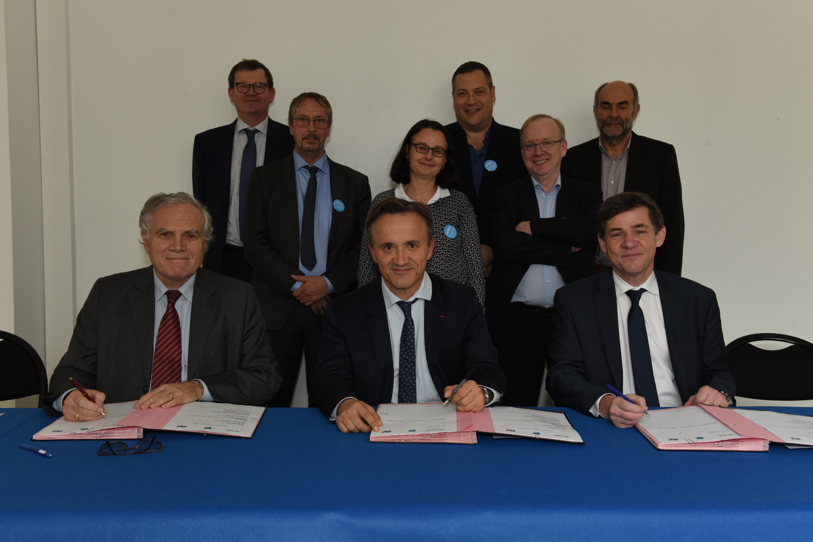 Christophe Mathieu, Directeur général de l’institut technologique FCBA, Philippe Mauguin, Président Directeur Général de l’Inra et Marc Michel, Président Directeur Général d’’Irstea, ont signé aujourd’hui 29 octobre 2019 un accord-cadre de cinq ans pour renforcer leurs relations de partenariat recherche-innovation.