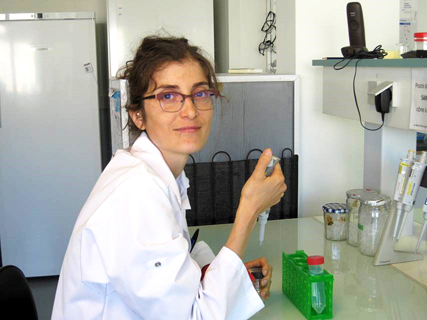 Claudia Bartoli, a young researcher studying the plant microbiota