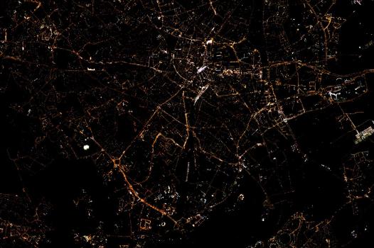 Reducing urban lighting: balancing the needs of biodiversity and urban residents