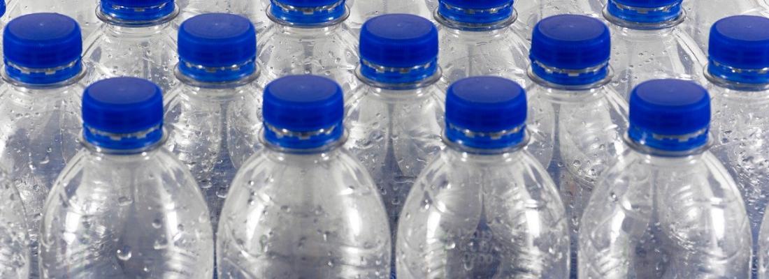 illustration Développement d’une nouvelle enzyme pour recycler les déchets plastiques PET en de nouvelles bouteilles