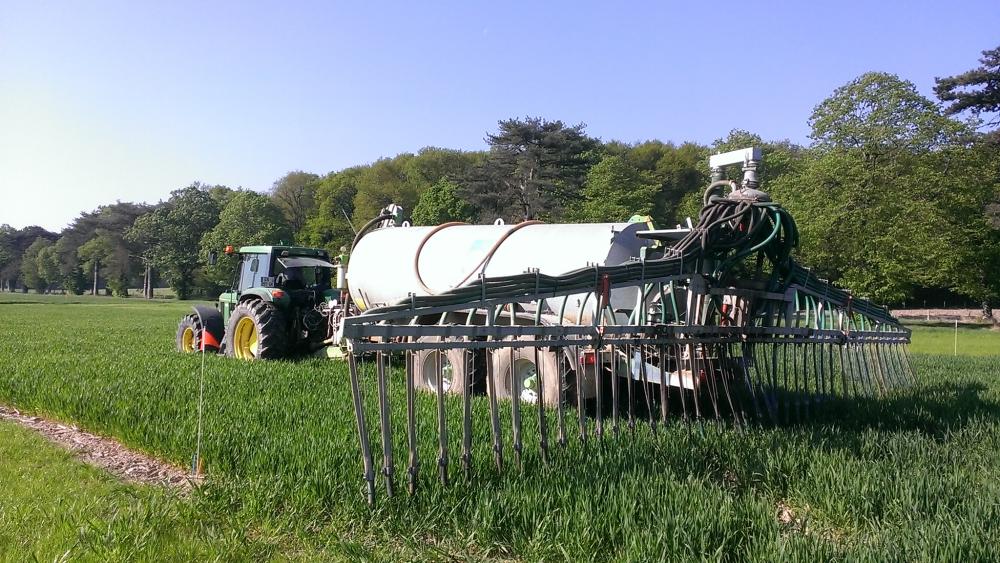 Epandage de digestat liquide Epandage de digestat liquide sur une parcelle de céréales à Nouzilly