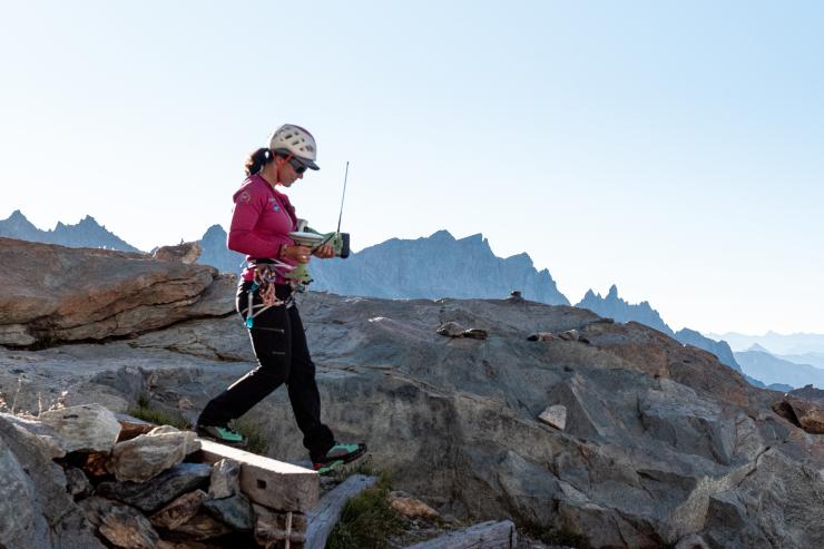 Mylène Bonnefooy-Demongeot met en place d'une antenne devant le refuge des Ecrins
