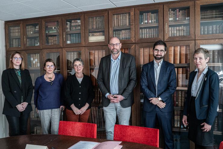 Photo de groupe lors de la signature de la convention