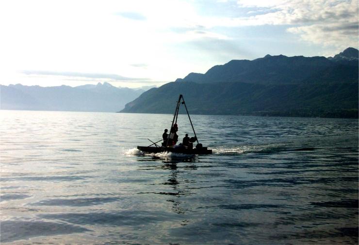 Prélèvement de carottes de sédiment sur un lac