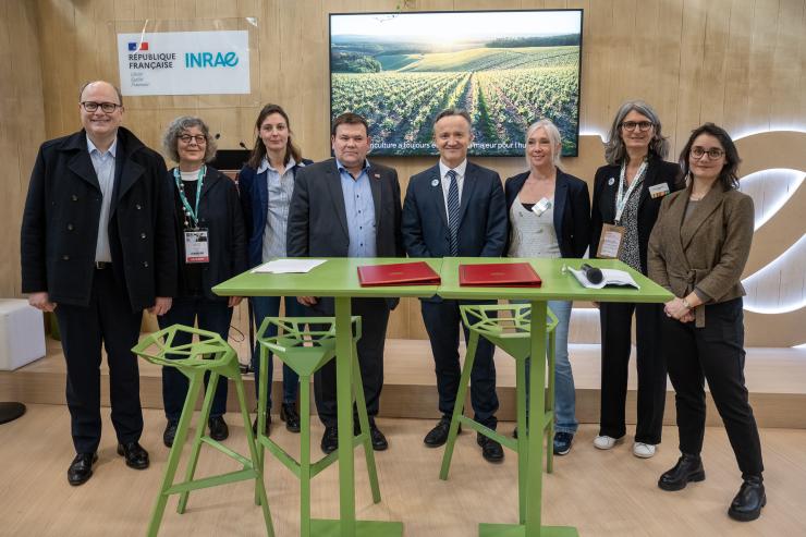 Groupe pour la signature de l'accord