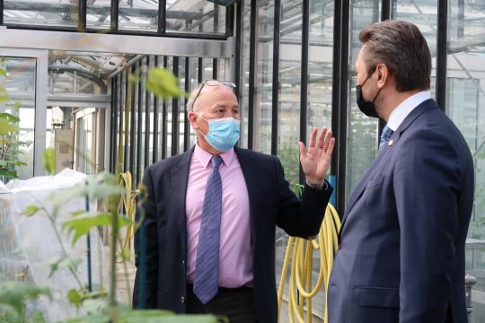 SEM Jean Galiev (Ambassadeur de la République du Kazakhstan, à droite) et Serge Kauffmann (Président du Centre INRAE Grand Est – Colmar, à gauche) en visite dans les serres du Centre.