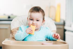 Bebe mangeant du fromage