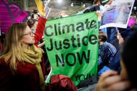 Manifestation des ONG et observateurs dans le hall 2 de la conférence des Nations unies pour le climat, au Bourget