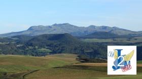 logo des j2m sur fon de paysage du Massif du Sancy