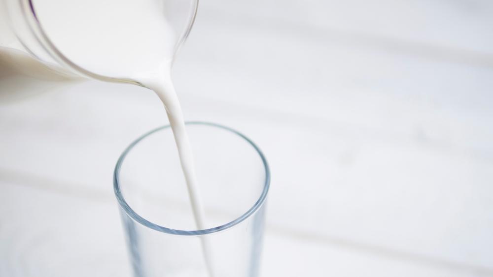 Titanium dioxide particles detected in milk, despite a ban on E171