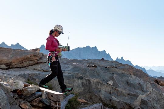Mesurer l’invisible pour anticiper les risques liés aux glaciers : la mission de Mylène Bonnefoy-Demongeot 