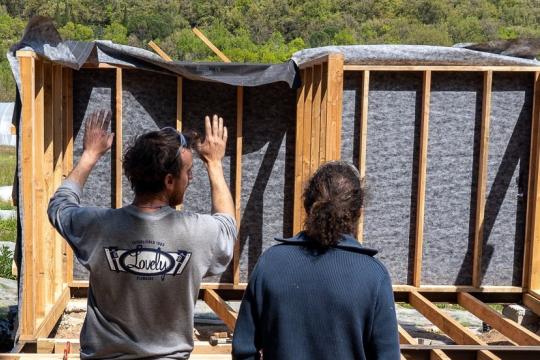 Des tutoriels pour auto-construire des bâtiments alimentaires, une solution pour les filières locales