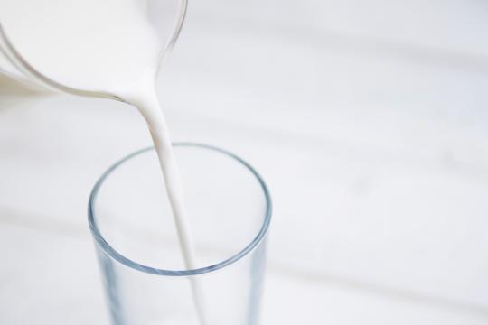 Du dioxyde de titane détecté dans le lait, malgré l’interdiction du E171